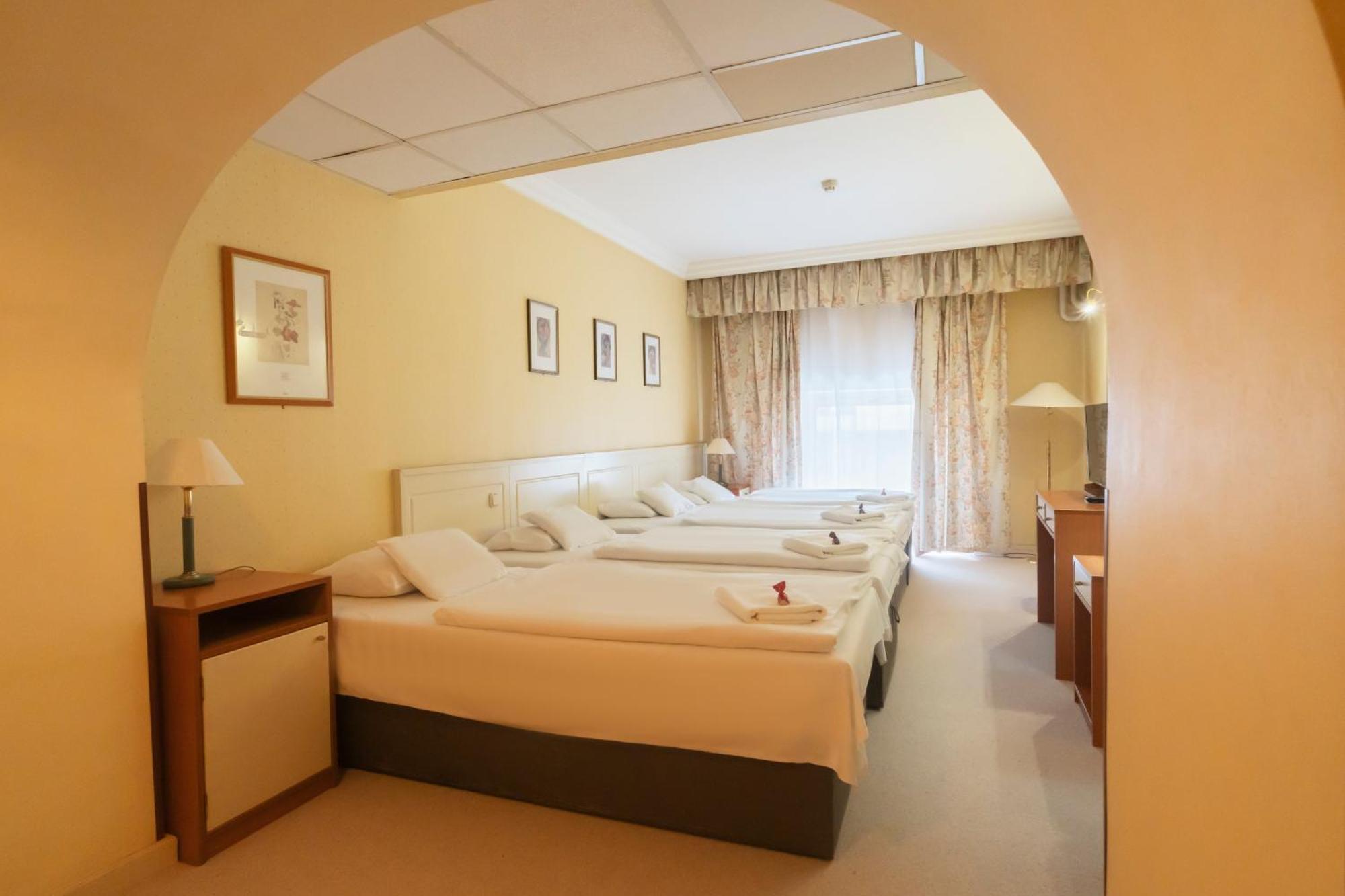 Korona Hotel Nyíregyháza Extérieur photo